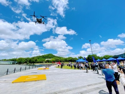 国际低空经济博览会“未展先飞”,功能各异的无人机在公园“炫技”